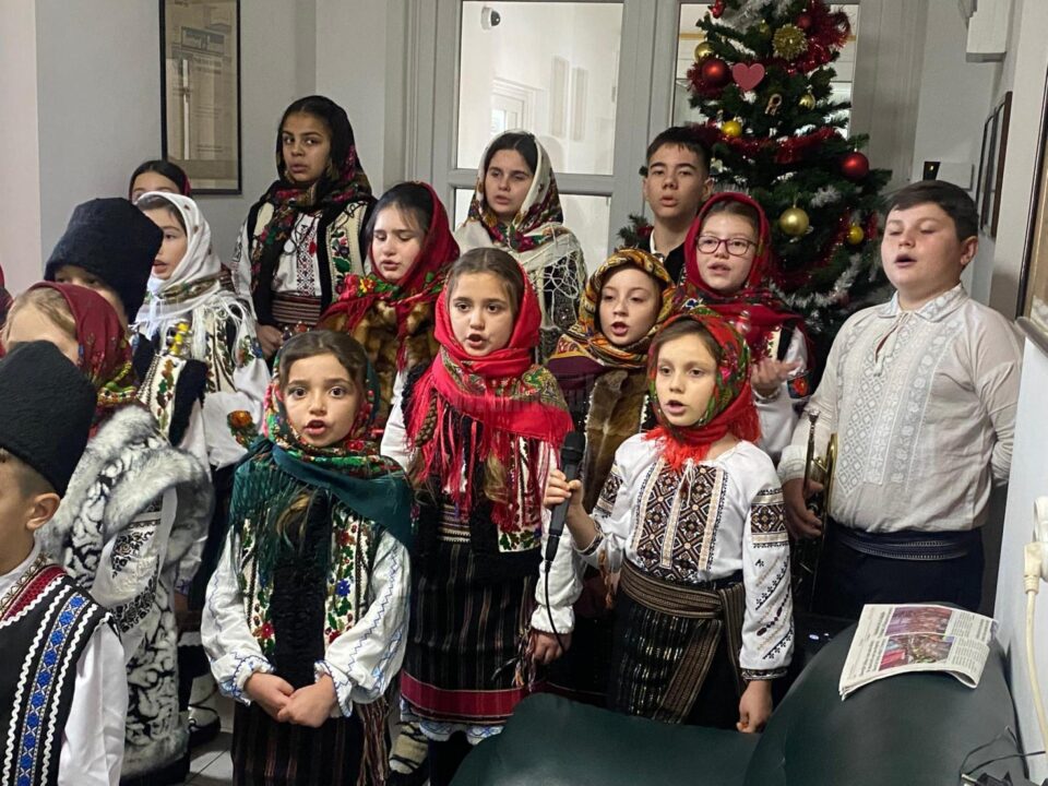 Micii dansatori din Ansamblul „Suflet bucovinean” au pornit la colindat