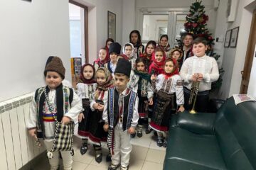Micii dansatori din Ansamblul „Suflet bucovinean” au pornit la colindat