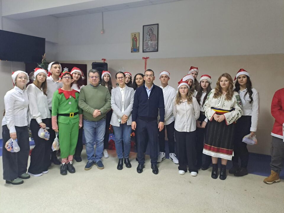 Elevii Colegiului „Spiru Haret” au primit colindători de la Vama, Grănicești și Șcheia Elevii Colegiului „Spiru Haret” au primit colindători de la Vama, Grănicești și Șcheia