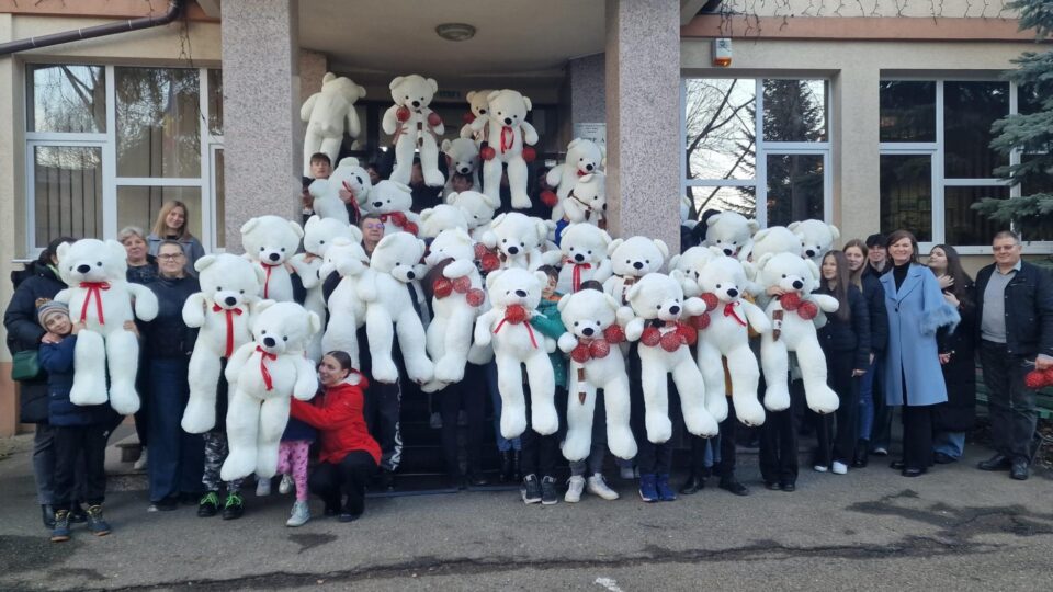 Urșii uriași de pluș, de la Colegiul „Spiru Haret”, au fost oferiți copiilor din centre plasament