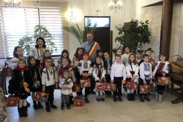 Elevii de la Școala Gimnazială din Mihoveni au colindat primăria Șcheia