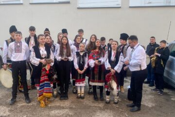 Spiritul sărbătorilor de iarnă, adus la ”Monitorul de Suceava” de elevii școlilor din Bănești și Fântânele