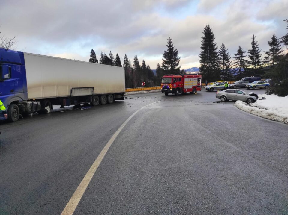 Accident între un tir și un autoturism, în urma căruia o persoană a fost rănită