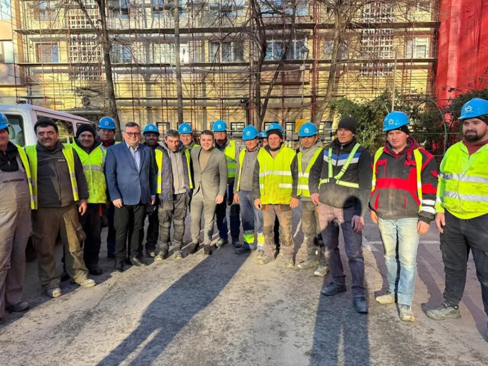Gheorghe Șoldan a mâncat o pizza împreună cu muncitorii care anvelopează un bloc de lângă sediul CJ Suceava Gheorghe Șoldan a mâncat o pizza împreună cu muncitorii care anvelopează un bloc de lângă sediul CJ Suceava