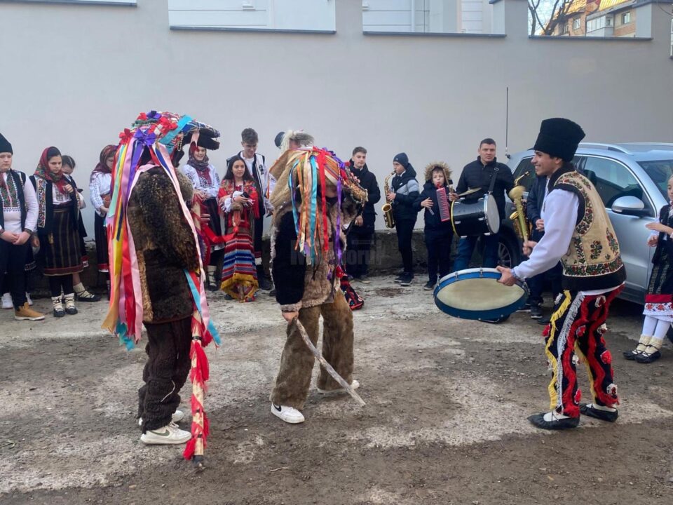 Spiritul sărbătorilor de iarnă, adus la ”Monitorul de Suceava” de elevii școlilor din Bănești și Fântânele