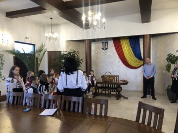 Primarul din Șcheia, Cristinel Burac, și angajații primăriei, colindați de elevii de la școala din Mihoveni
