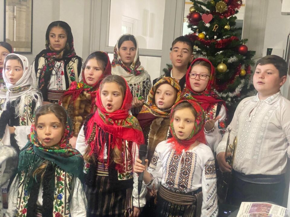 Micii dansatori din Ansamblul „Suflet bucovinean” au pornit la colindat