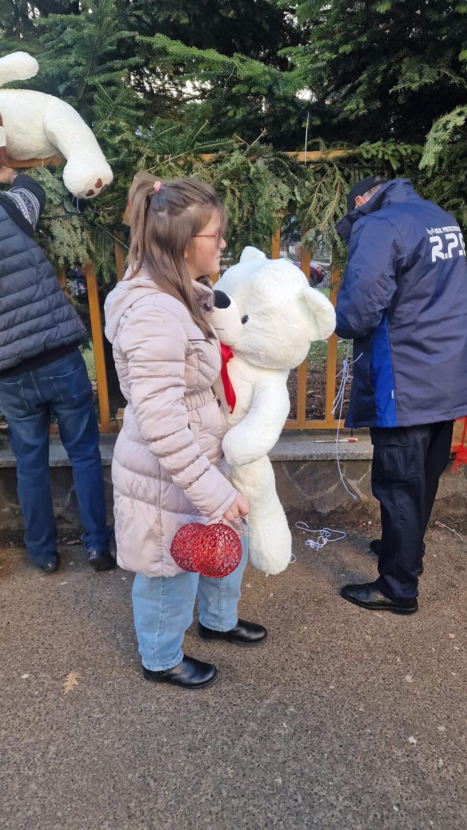Urșii uriași de pluș, de la Colegiul „Spiru Haret”, au fost oferiți copiilor din centre plasament