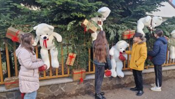 Urșii uriași de pluș, de la Colegiul „Spiru Haret”, au fost oferiți copiilor din centre de plasament