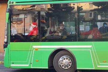 Moș Crăciuni, Crăciunițe și săculeți cu dulciuri pentru copii în autobuzele TPL Suceava