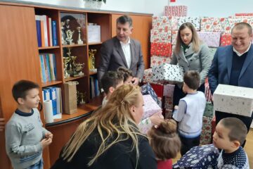 Bucurie mare adusă de ASFOR în sufletele a 130 de copii cu nevoi speciale, în preajma Crăciunului