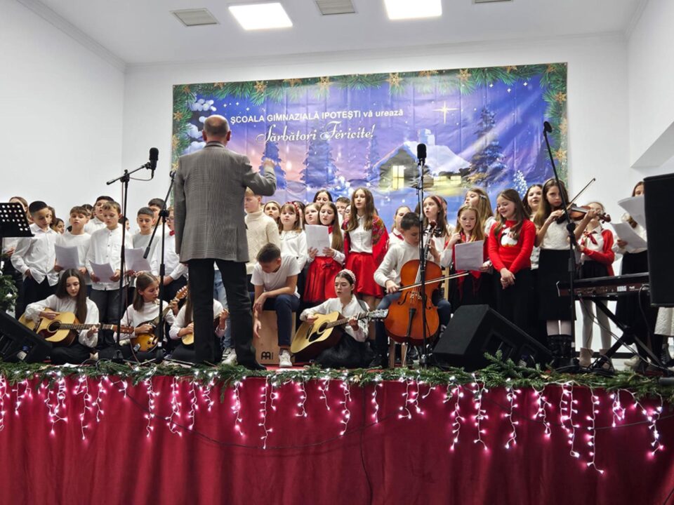 Primul concert de colinde organizat la Ipotești s-a derulat în fața unui public numeros Primul concert de colinde organizat la Ipotești s-a derulat în fața unui public numeros