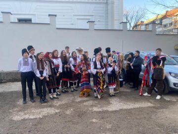 Spiritul sărbătorilor de iarnă, adus la ”Monitorul de Suceava” de elevii școlilor din Bănești și Fântânele