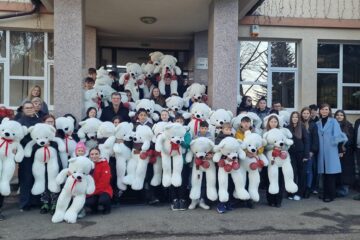 Urșii uriași de pluș, de la Colegiul „Spiru Haret”, au fost oferiți copiilor din centre de plasament