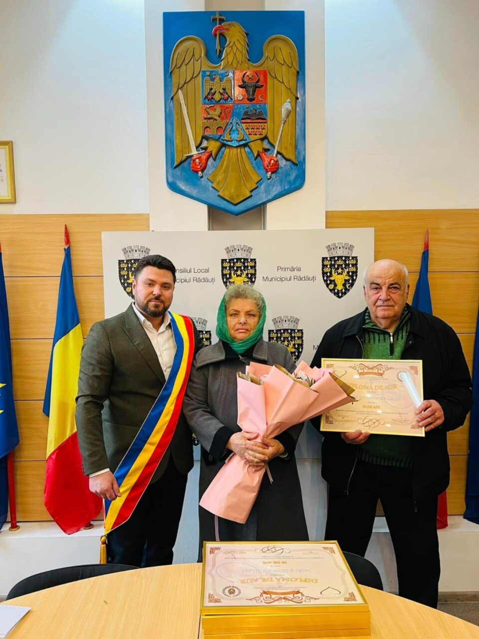 12 cupluri de rădăuțeni care au împlinit 50 de ani de căsătorie au fost premiate de primarul Bogdan Loghin