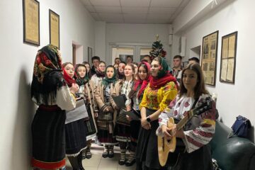 Bucurie și speranță pentru noul an, aduse de Corul Asociației Tinerilor Ortodocși Suceveni