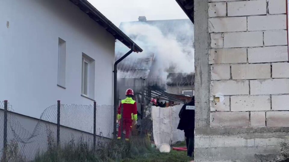 Un incendiu izbucnit la o construcție anexă din Ipotești a pus în pericol mai multe case