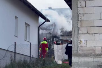 Un incendiu izbucnit la o construcție anexă din Ipotești a pus în pericol mai multe case