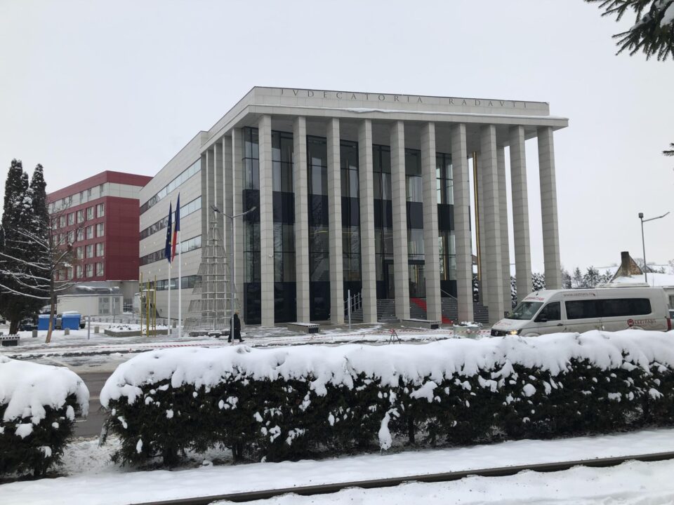 Pedepse importante, cu executare, pentru două hoațe care acționau sub pretextul cerșetoriei Pedepse importante, cu executare, pentru două hoațe care acționau sub pretextul cerșetoriei
