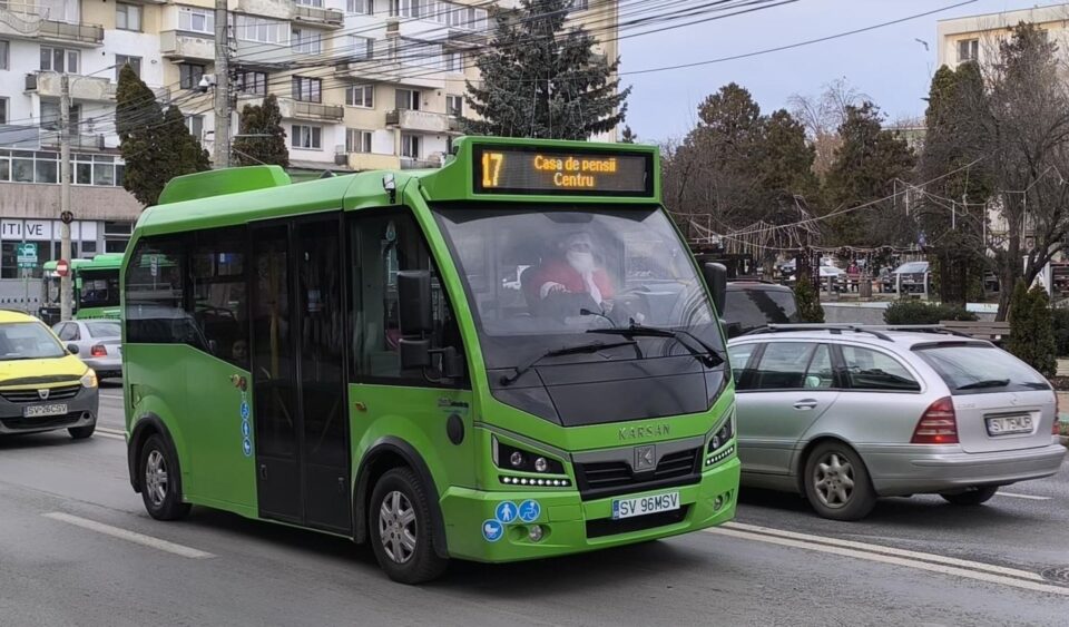 Șoferii TPL Suceava s-au costumat în Moș Crăciun