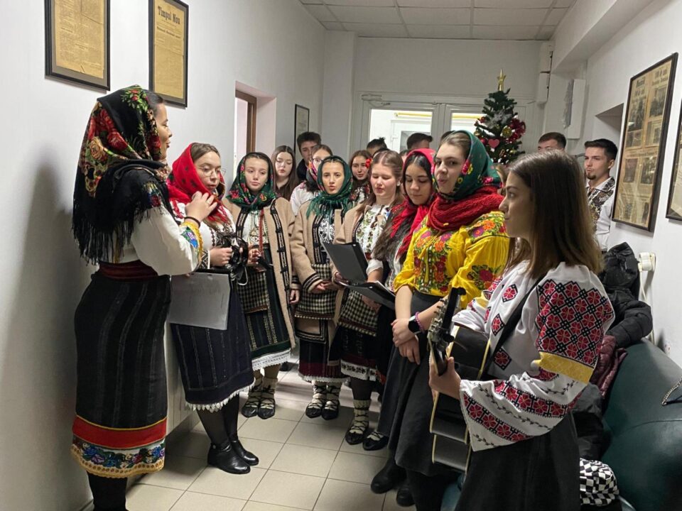 Bucurie și speranță pentru noul an, aduse de Corul Asociației Tinerilor Ortodocși Suceveni Bucurie și speranță pentru noul an, aduse de Corul Asociației Tinerilor Ortodocși Suceveni