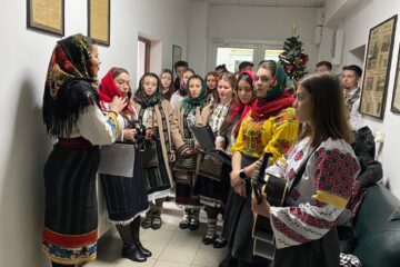 Bucurie și speranță pentru noul an, aduse de Corul Asociației Tinerilor Ortodocși Suceveni