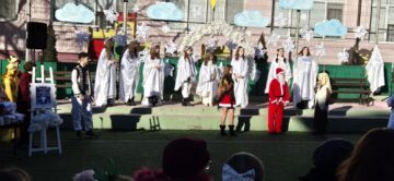 Spectacolul „Colo sus, mai sus de soare”, la Școala Gimnazială „Miron Costin” din Suceava
