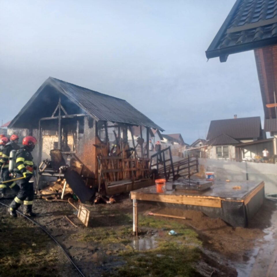 Un incendiu izbucnit la o construcție anexă din Ipotești a pus în pericol mai multe case