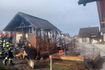 Un incendiu izbucnit la o construcție anexă din Ipotești a pus în pericol mai multe case