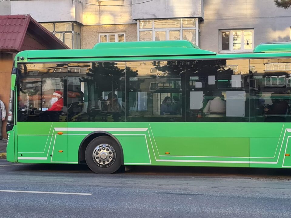 Șoferii TPL Suceava s-au costumat în Moș Crăciun