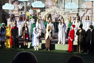 Spectacolul „Colo sus, mai sus de soare”, la Școala Gimnazială „Miron Costin” din Suceava