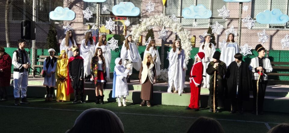 Spectacolul „Colo sus, mai sus de soare”, la Școala Gimnazială „Miron Costin” din Suceava Spectacolul „Colo sus, mai sus de soare”, la Școala Gimnazială „Miron Costin” din Suceava
