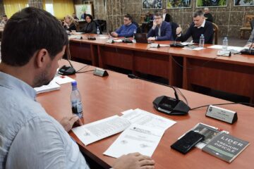 Cartea ”Lider în vremuri dificile” făcută cadou de primarul Vasile Rîmbu consilierilor locali, la ultima ședință ordinară din an