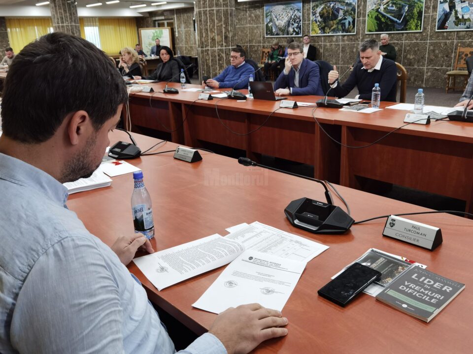 Cartea ”Lider în vremuri dificile” făcută cadou de primarul Vasile Rîmbu consilierilor locali, la ultima ședință ordinară din an