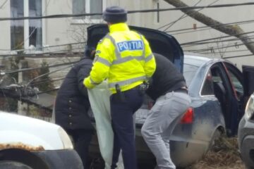 Polițiștii ridicând țigările din autoturismul Audi A6. Sursa Facebook