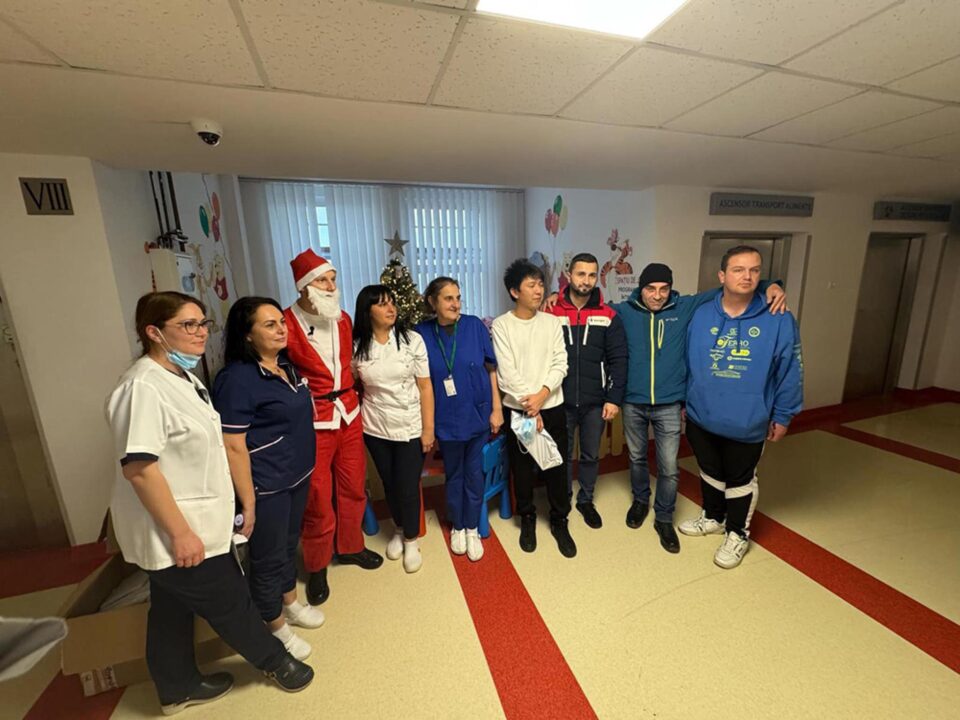 Moș Crăciun a vizitat sâmbătă copiii internați în Spitalul Clinic de Urgență din Suceava Moș Crăciun a vizitat sâmbătă copiii internați în Spitalul Clinic de Urgență din Suceava