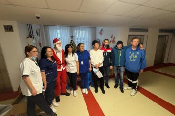Moș Crăciun a vizitat sâmbătă copiii internați în Spitalul Clinic de Urgență din Suceava