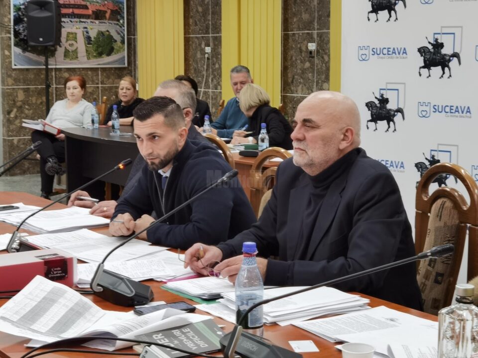 Cartea ”Lider în vremuri dificile” făcută cadou de primarul Vasile Rîmbu consilierilor locali, la ultima ședință ordinară din an
