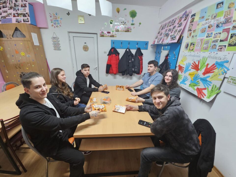 Gesturi mici, bucurii mari: Rotary Club Fălticeni susține Clubul Copiilor