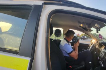 Polițiștii de la Biroul Rutier Suceava nu s-au lăsat până ce nu au ridicat un BMW al cărui șofer nu a oprit la un control cu radarul