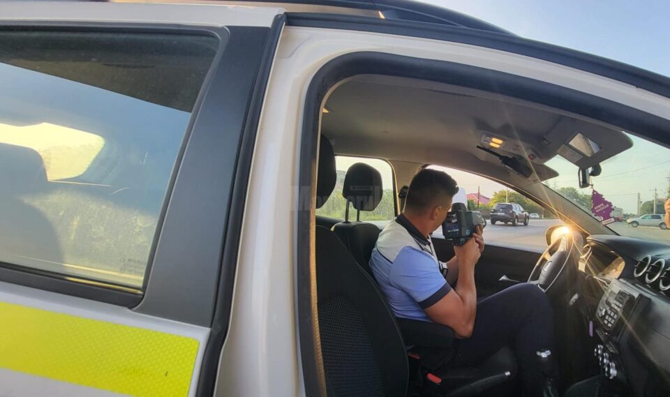 Polițiștii de la Biroul Rutier Suceava nu s-au lăsat până ce nu au ridicat un BMW al cărui șofer nu a oprit la un control cu radarul Polițiștii de la Biroul Rutier Suceava nu s-au lăsat până ce nu au ridicat un BMW al cărui șofer nu a oprit la un control cu radarul
