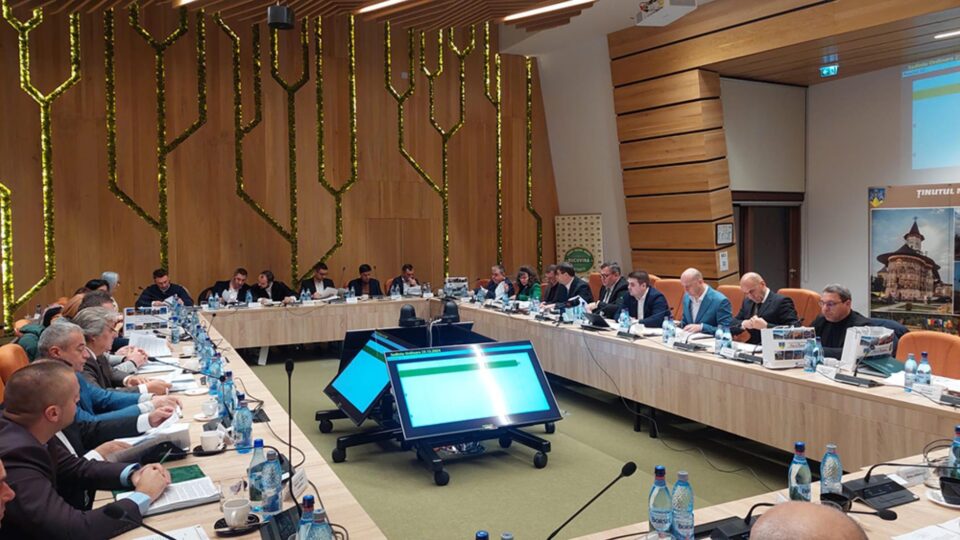 Consilierii județeni au aprobat actualizarea proiectelor de modernizare a drumurilor Fălticeni-Slatina, Mălini-Văleni și Păltinoasa-Valea Moldovei Consilierii județeni au aprobat actualizarea proiectelor de modernizare a drumurilor Fălticeni-Slatina, Mălini-Văleni și Păltinoasa-Valea Moldovei
