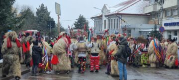 Mii de oameni s-au bucurat vineri de parada urătorilor și obiceiurilor de iarnă din centrul Sucevei