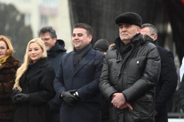 Mii de oameni s-au bucurat vineri de parada urătorilor și obiceiurilor de iarnă din centrul Sucevei