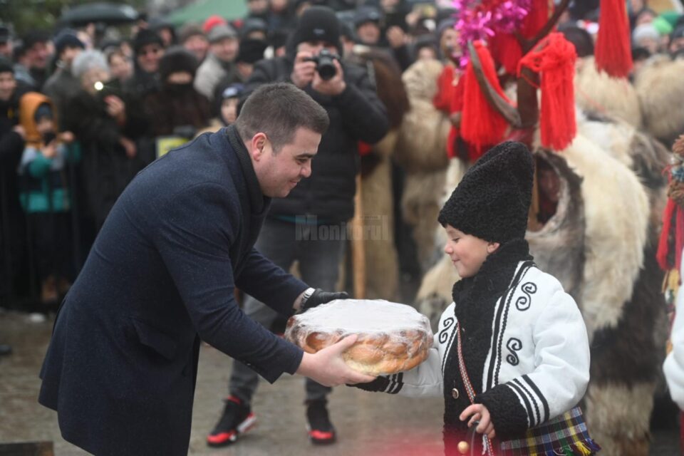 Mii de oameni s-au bucurat vineri de parada urătorilor și obiceiurilor de iarnă din centrul Sucevei