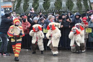 Mii de oameni s-au bucurat vineri de parada urătorilor și obiceiurilor de iarnă din centrul Sucevei