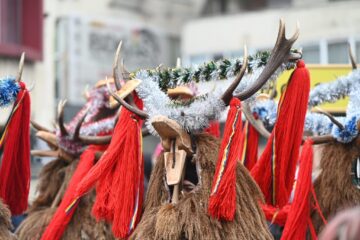 Mii de oameni s-au bucurat vineri de parada urătorilor și obiceiurilor de iarnă din centrul Sucevei