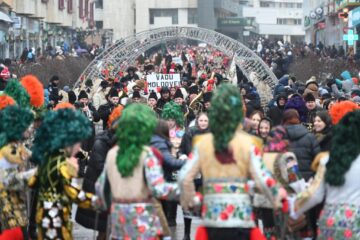 Mii de oameni s-au bucurat vineri de parada urătorilor și obiceiurilor de iarnă din centrul Sucevei