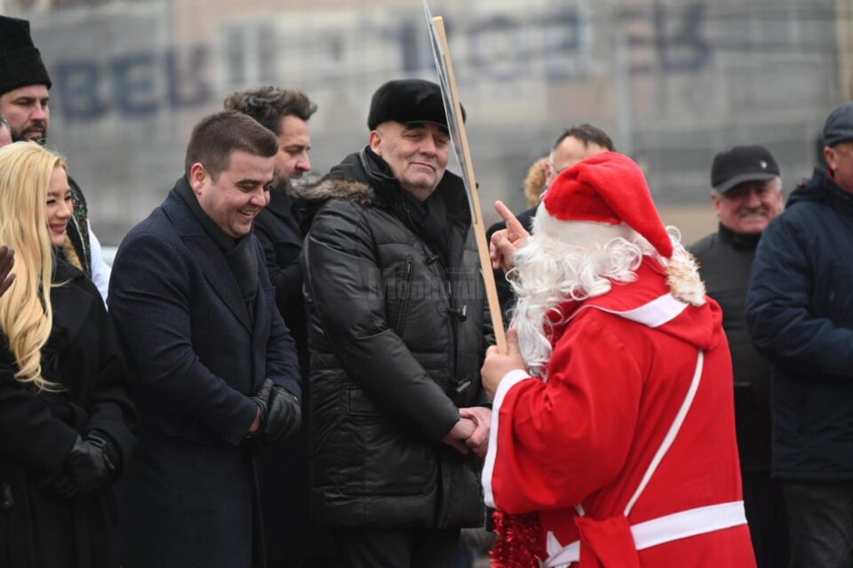 Mii de oameni s-au bucurat vineri de parada urătorilor și obiceiurilor de iarnă din centrul Sucevei
