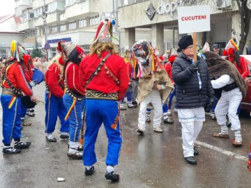 Mii de oameni s-au bucurat vineri de parada urătorilor și obiceiurilor de iarnă din centrul Sucevei